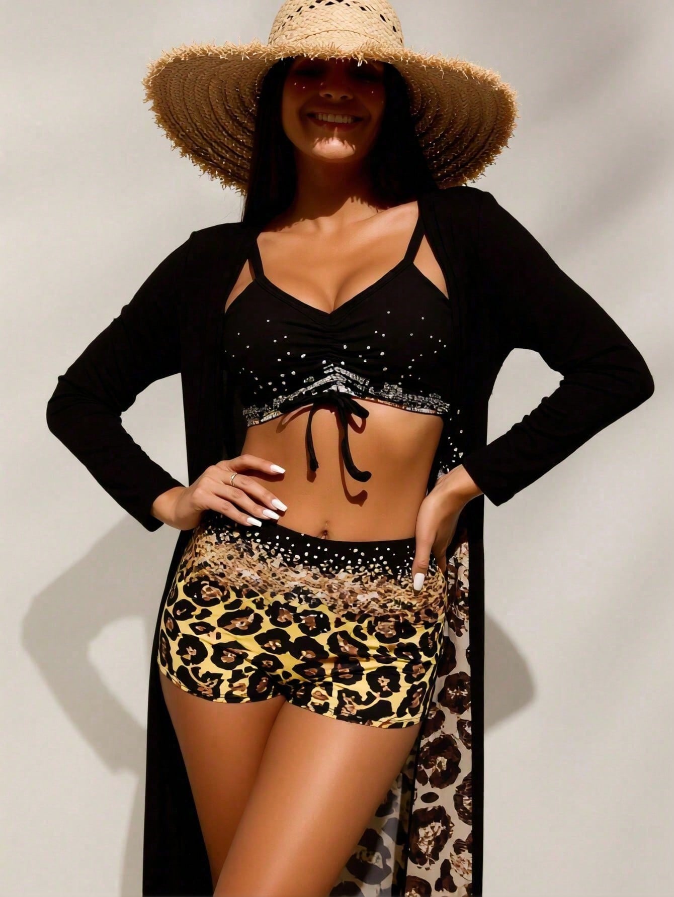 Shorts - Damski czarny top od bikini z